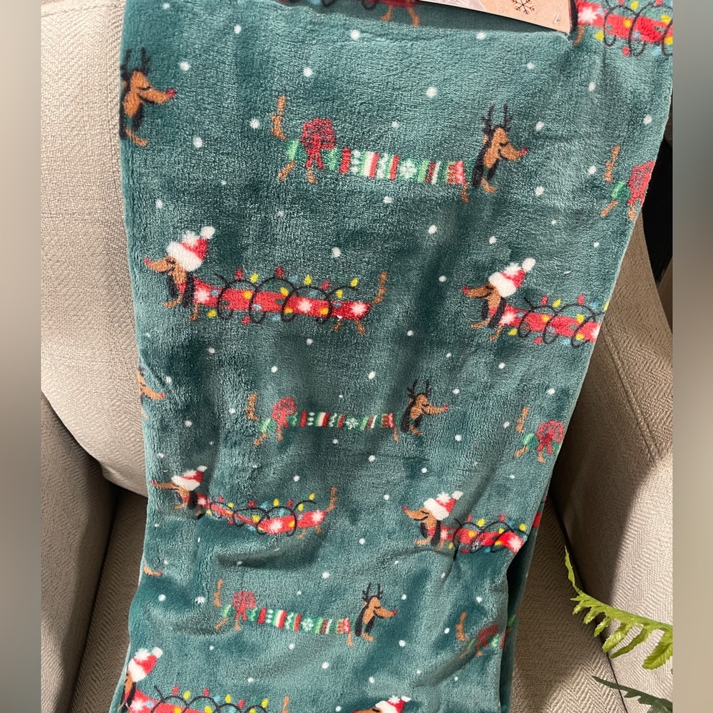 Holiday Christmas Dachshunds in Holiday Outfits Plush Blanket NWT 50”x70”